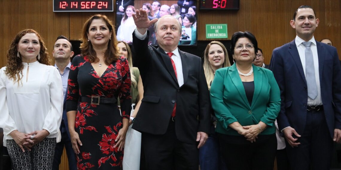 Vuelve Héctor Morales al Congreso, Fili Flores pidió licencia