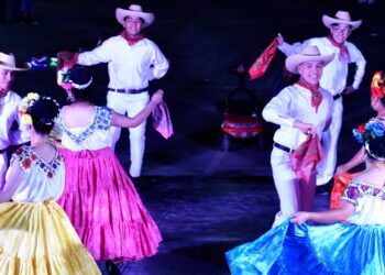 Cumplen 10 años de bailar con Algarabía