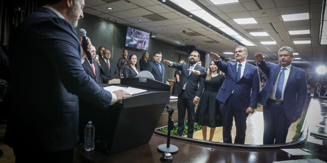 Completa Adrián su equipo de colaboradores