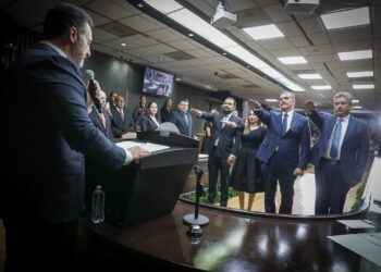 Completa Adrián su equipo de colaboradores