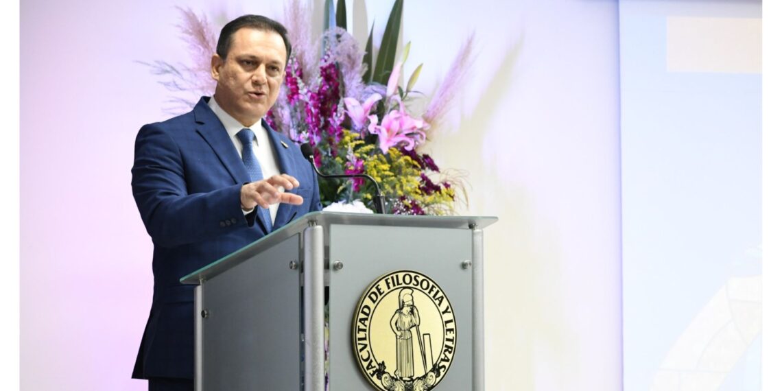 Presenta el Dr. Francisco Treviño su primer informe al frente de la FFyL