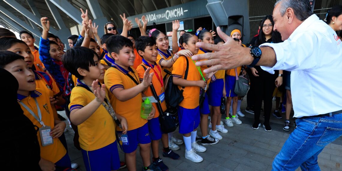 Acuden alumnos de Guadalupe como invitados especiales a la FIL