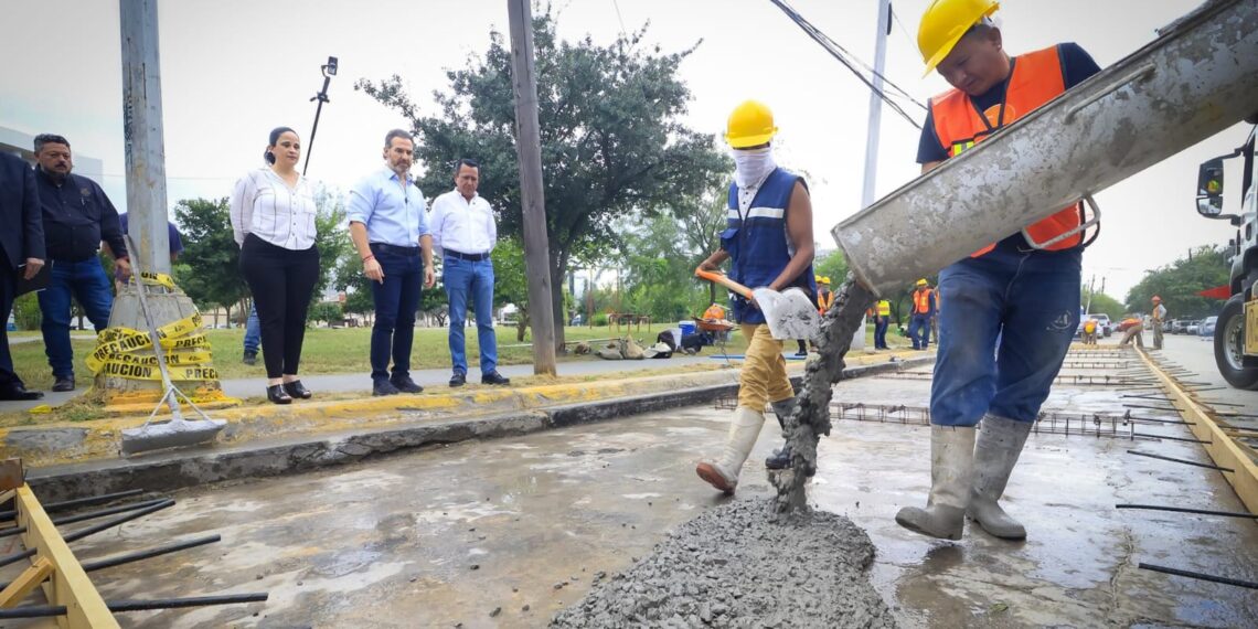 Adrián de la Garza reanuda instalación de concreto hidráulico en Monterrey