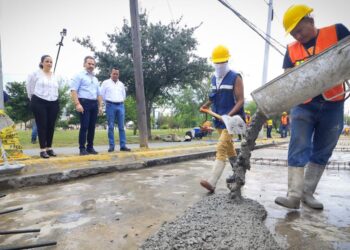 Adrián de la Garza reanuda instalación de concreto hidráulico en Monterrey
