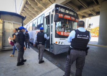 Implementan operativo de seguridad en camiones de Monterrey