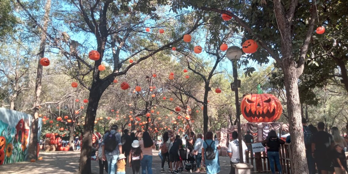 Abarrotan regios el Parque de las Calabazas