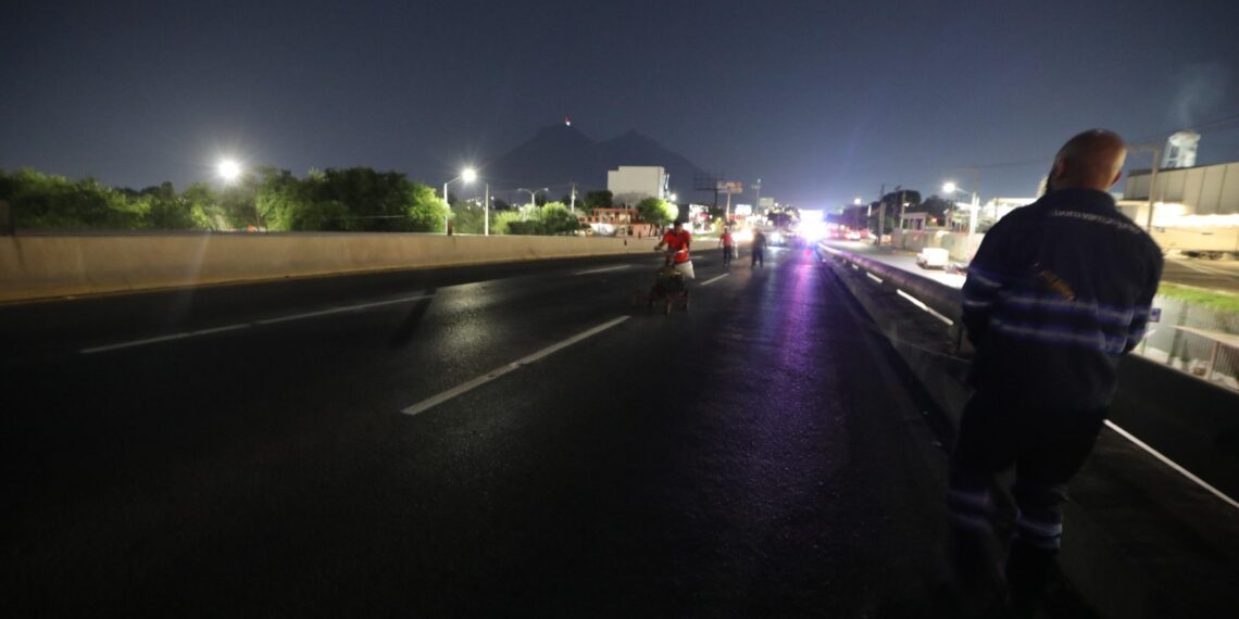 Delimita Monterrey Carriles en Avenidas Principales