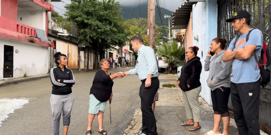Jesús Elizondo atiende a familias afectadas por lluvias