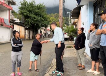 Jesús Elizondo atiende a familias afectadas por lluvias