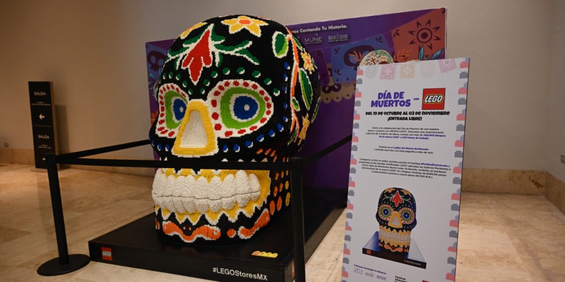 Exponen calavera gigante de LEGO en el Museo del Noreste