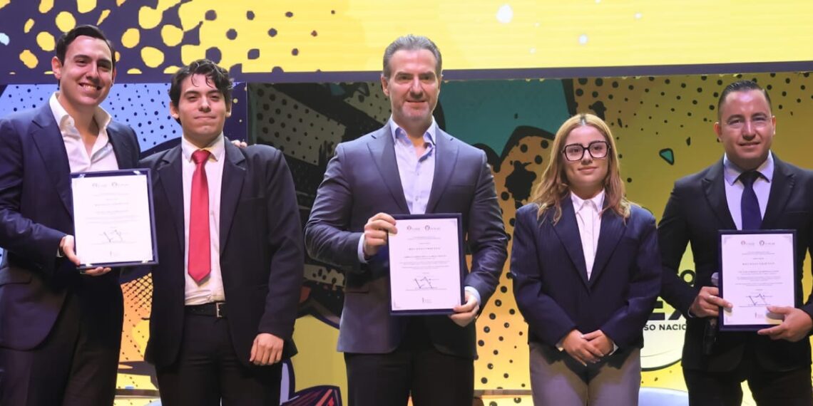 Reafirma Adrián su compromiso como alcalde ante universitarios