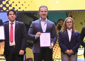 Reafirma Adrián su compromiso como alcalde ante universitarios