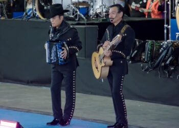 Los Tigres del Norte abren mitin de Kamala Harris