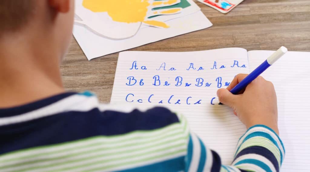 Refrendan compromiso con niños disléxicos