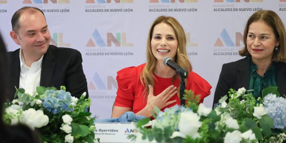 Firma presidenta de DIF Monterrey agenda con otros sistemas Municipales