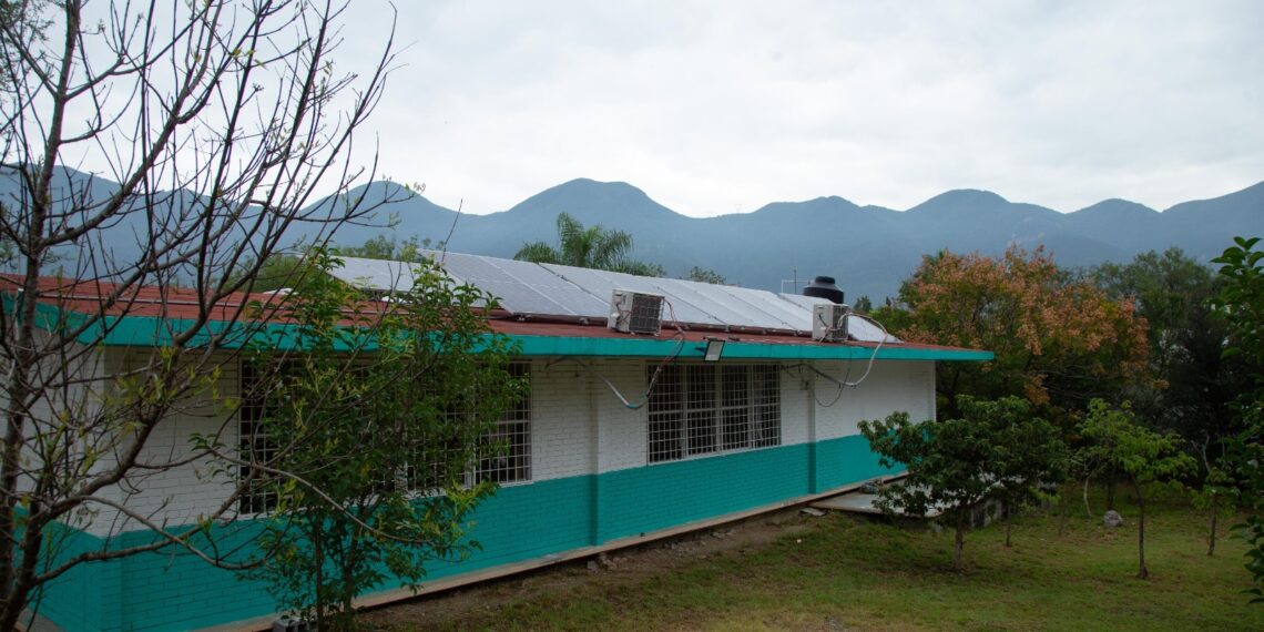 Abastecen con paneles solares planteles educativos de Nuevo León