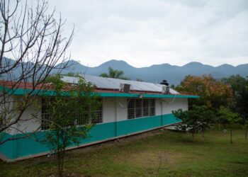 Abastecen con paneles solares planteles educativos de Nuevo León