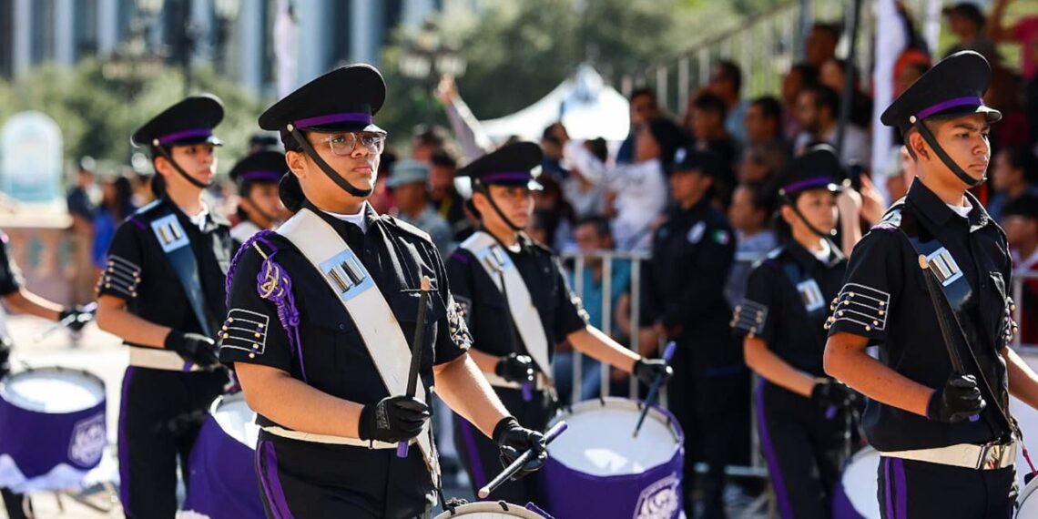Disfrutan familias regias de desfile revolucionario