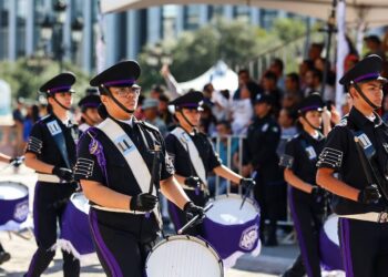 Disfrutan familias regias de desfile revolucionario