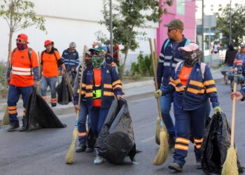 Retiran 2 toneladas de basura tras desfile revolucionario