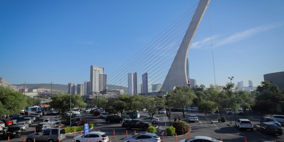 Refuerzan vacunación contra Influenza y COVID-19 con drive-thru en el Auditorio San Pedro