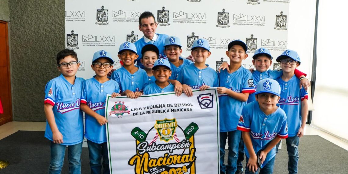 Miguel A. Flores Serna dona sueldo al equipo de béisbol infantil de Cadereyta