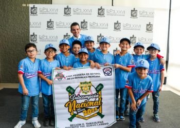 Miguel A. Flores Serna dona sueldo al equipo de béisbol infantil de Cadereyta