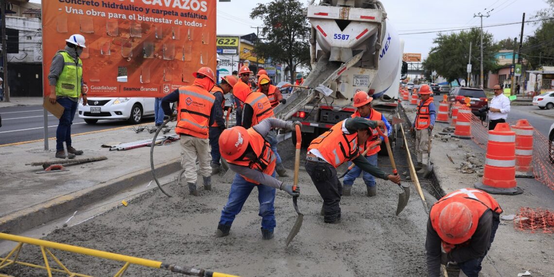 Guadalupe coloca concreto hidráulico en Av. Eloy Cavazos