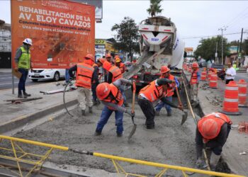 Guadalupe coloca concreto hidráulico en Av. Eloy Cavazos