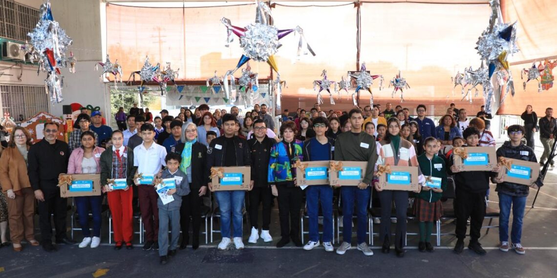 En el marco de la Red STEM entregan dispositivos electrónicos a estudiantes