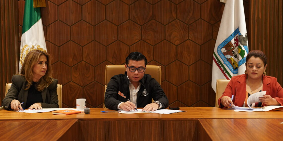 Firma Félix Arratia convenio para ofrecer becas y oportunidades educativas a jóvenes de Juárez