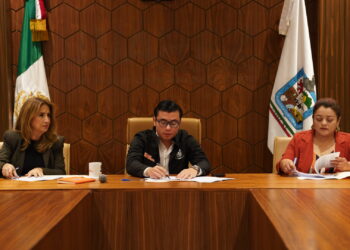 Firma Félix Arratia convenio para ofrecer becas y oportunidades educativas a jóvenes de Juárez