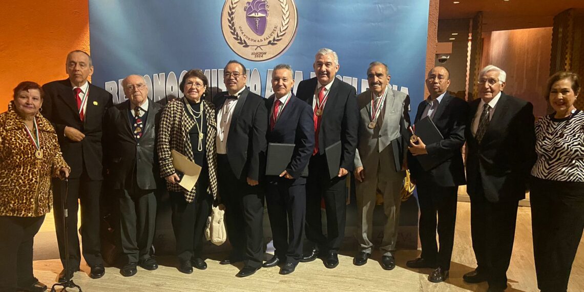 Entregan Medalla Corazón Puro a la Salud a destacados médicos y profesionales de NL