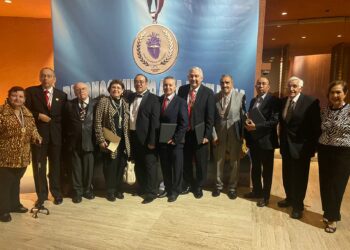 Entregan Medalla Corazón Puro a la Salud a destacados médicos y profesionales de NL