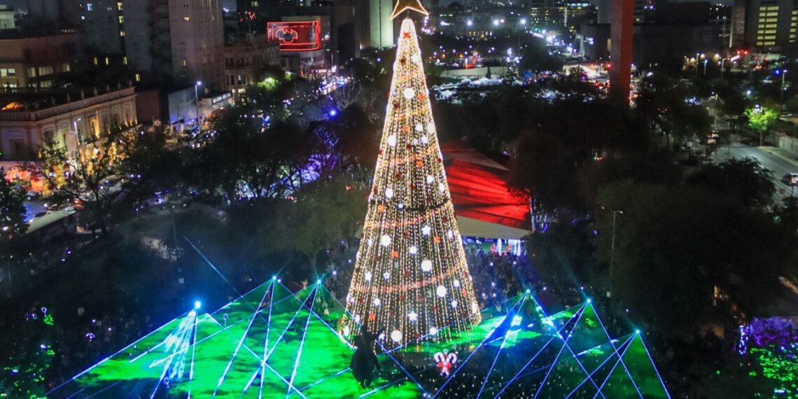 Inicia Regia Navidad con encendido de pino