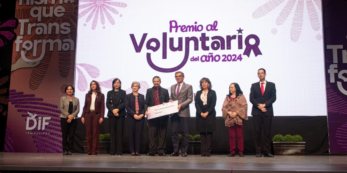 Premian Américo Villareal y María de Villarreal a los voluntarios del año