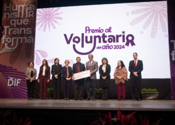 Premian Américo Villareal y María de Villarreal a los voluntarios del año