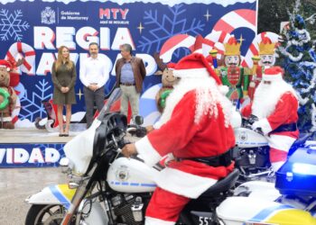 Santas en moto recorren el centro de Monterrey