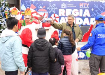 Regalan juguetes policías y tránsitos de Monterrey