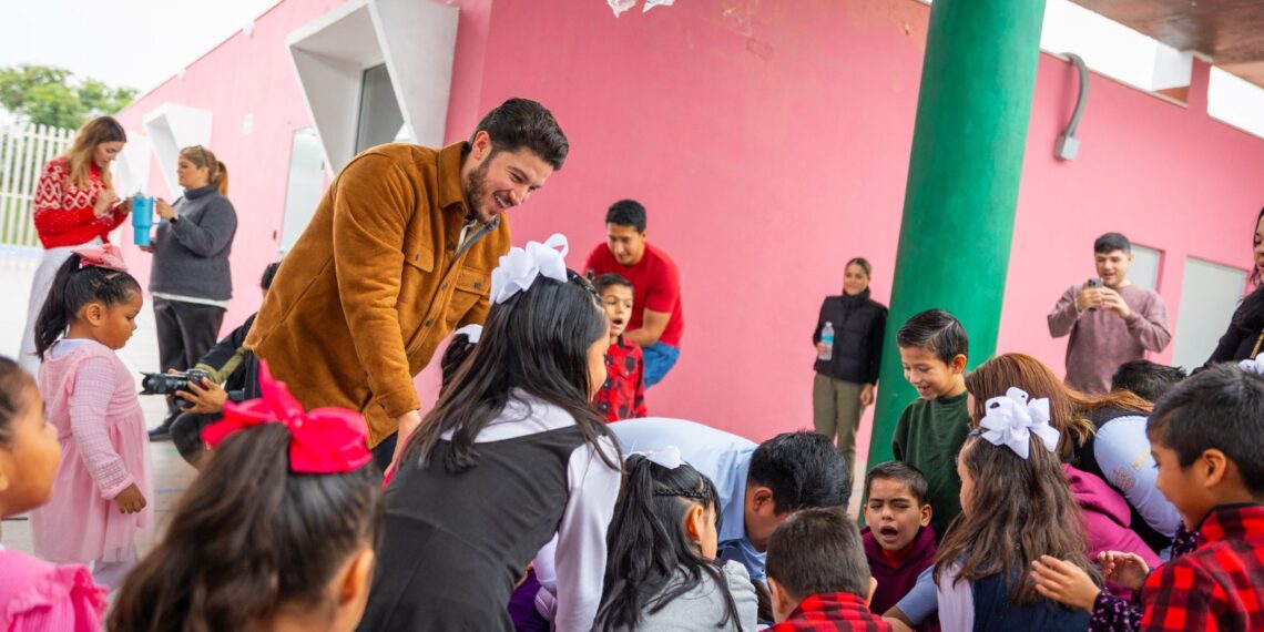 Conviven Samuel y Mariana con niñas, niños y adolescentes del Centro DIF Monarcas