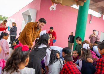 Conviven Samuel y Mariana con niñas, niños y adolescentes del Centro DIF Monarcas