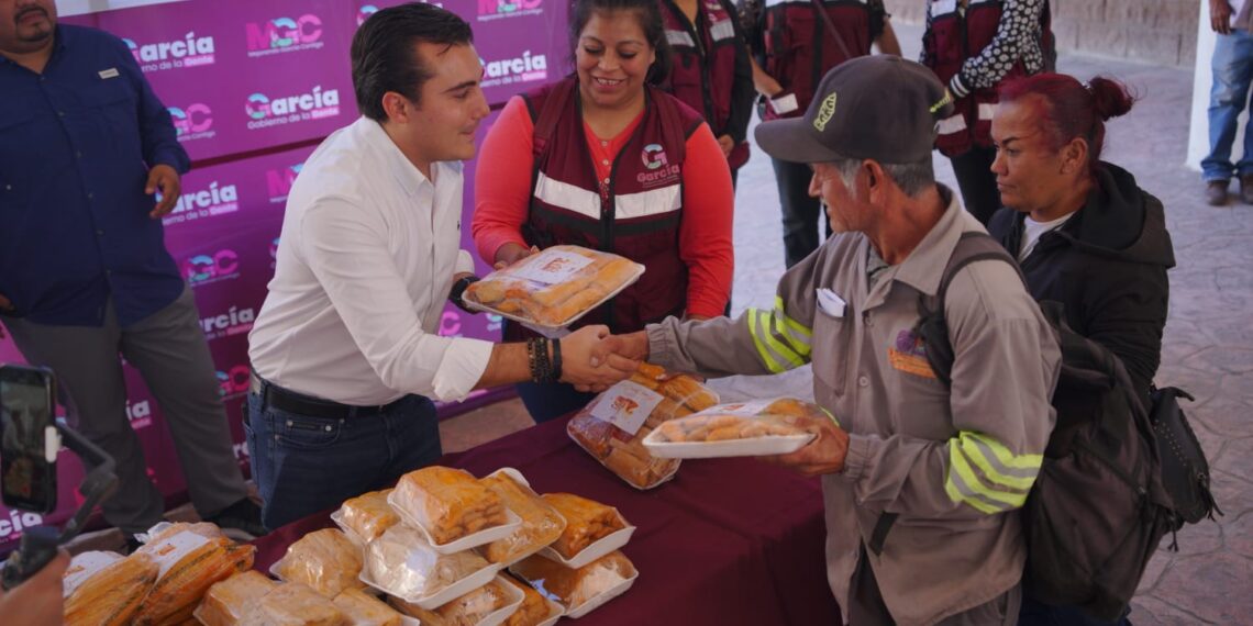 Manuel Guerra regala más de 33 mil tamales a trabajadores de municipio
