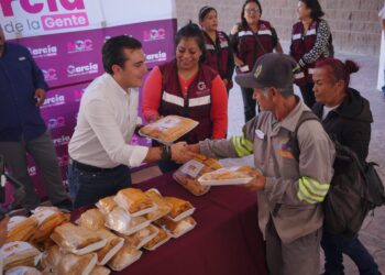 Manuel Guerra regala más de 33 mil tamales a trabajadores de municipio
