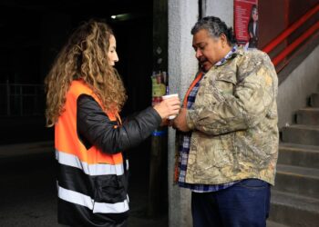 Reparten en Guadalupe café y chocolate por el frío