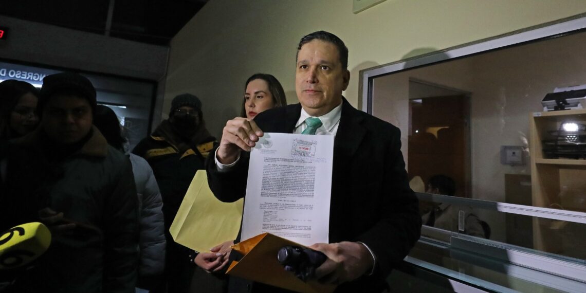 Estado entrega veto del Gobernador al alza del predial en Monterrey