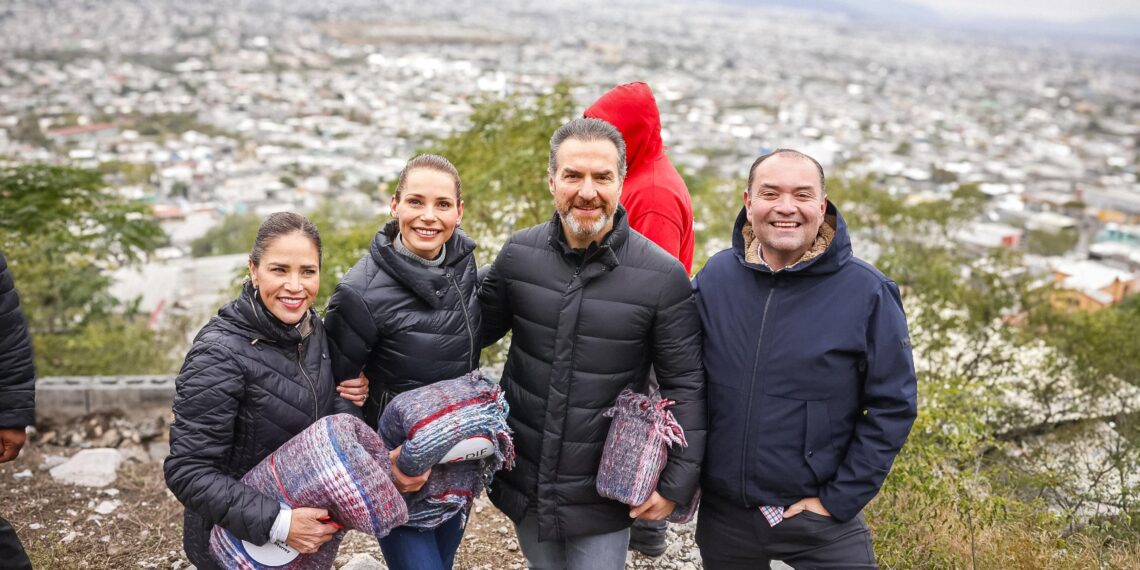 Adrián lleva apoyos para afrontar el frío