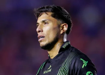 Carlos Salcedo sufre grave lesión en su primer entrenamiento con Rayados