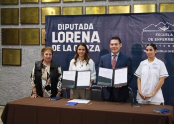 Lorena de la Garza firma convenio con la Escuela de Enfermería de Monterrey