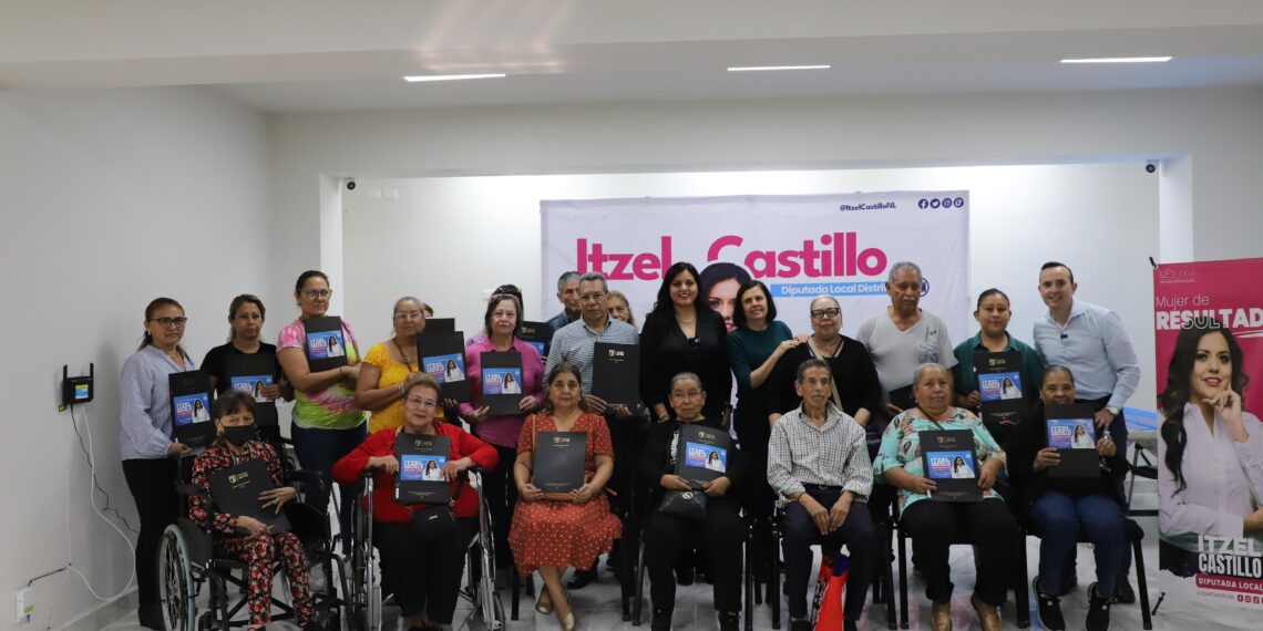 Itzel Castillo entrega testamentos gratuitos en Guadalupe