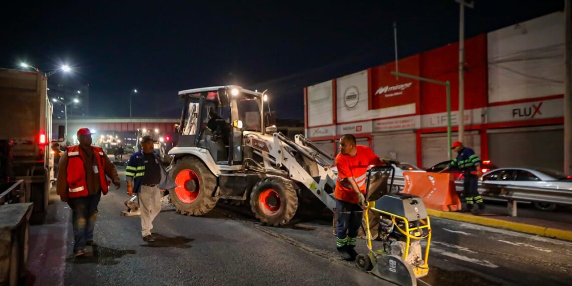 Monterrey interviene avenidas durante la madrugada para mejorar la vialidad